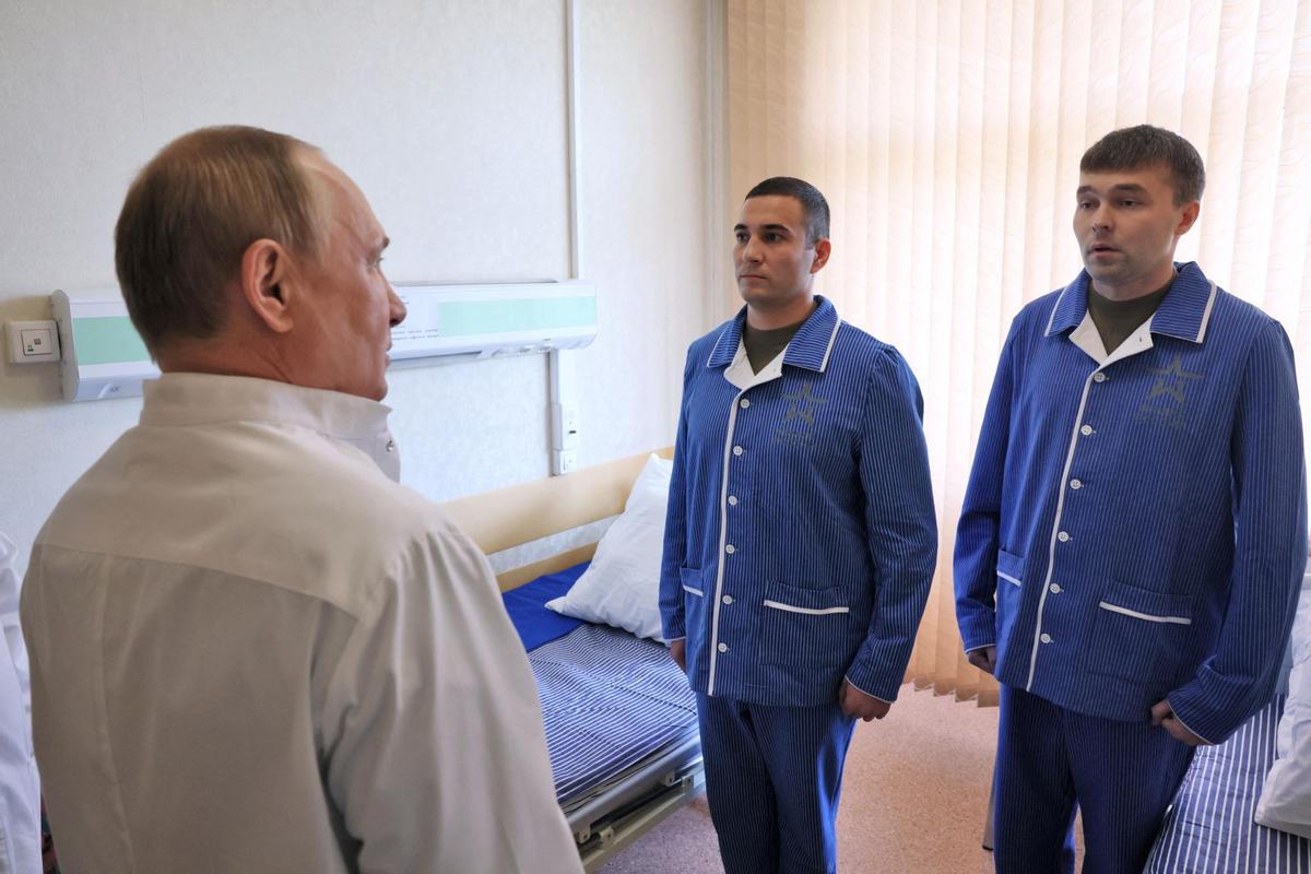 Visita de Vladimir Putin a soldados rusos heridos en Ucrania, este miércoles.