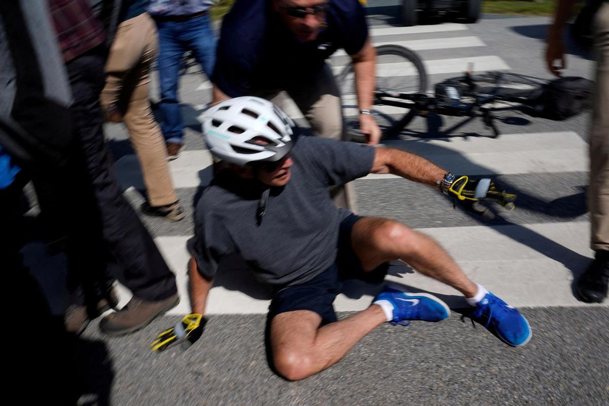 Joe Biden se cae de la bicicleta tras pararse durante un paseo