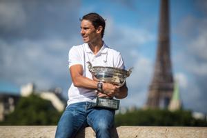 Rafa Nadal posa con el trofeo de su decimocuarto Roland Garros, este lunes en París frente a la Torre Eiffel.