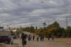 Varias decenas de inmigrantes se dirigen al Centro de Estancia Temporal de inmigrantes (CETI) de Melilla tras romper la puerta de acceso al paso fronterizo y saltar por encima del tejado que separa la ciudad autónoma de Marruecos. 