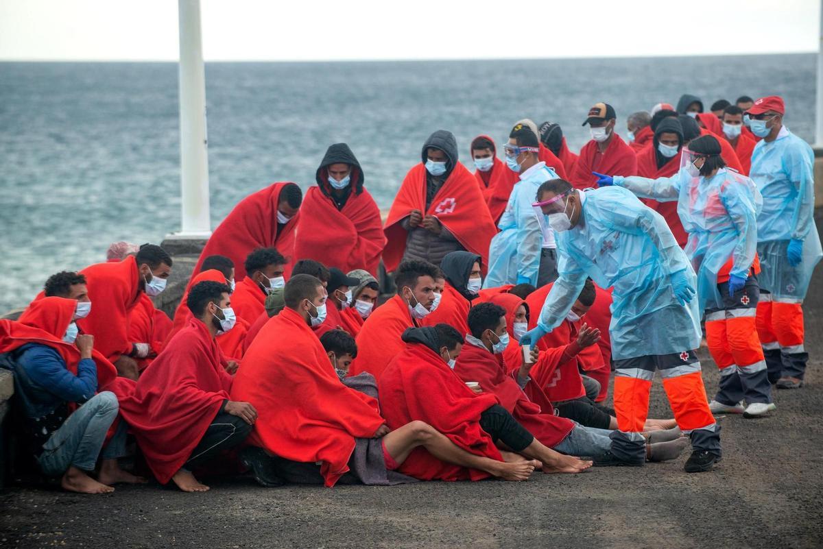Salvamento rescata a 49 inmigrantes magrebíes una patera al norte de Lanzarote