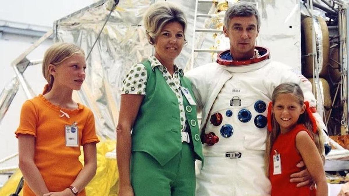 Retrato de Eugene Cernan junto a su familia justo antes del despegue de la misión Apolo 17.