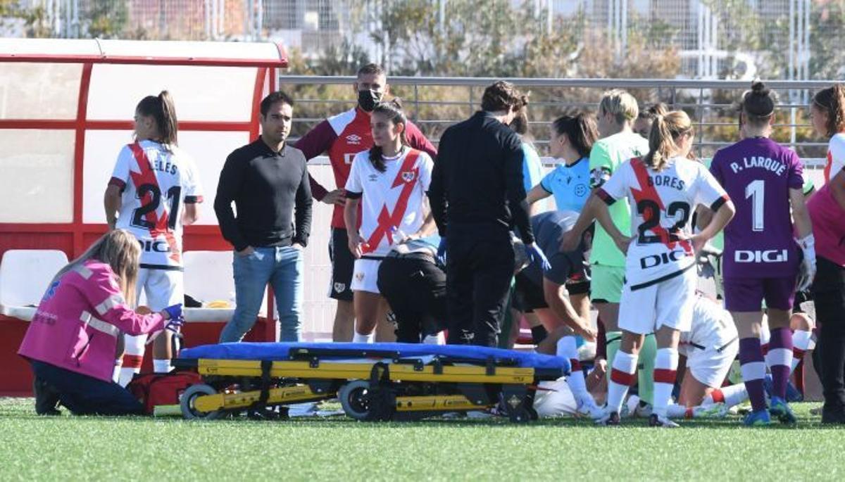 La jugadora del Rayo Camila Sáez es atendida por el médico del Athletic el pasado fin de semana.