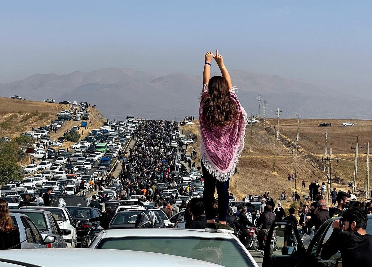 Imagen de las protestas en Irán del 26 de octubre de 2022. Decenas de miles de personas marchan hacia el cementerio de Aichi en Saqez, donde estaba el hogar de la joven muerta bajo custodia de la policía de la moral, Mahsa Amini.