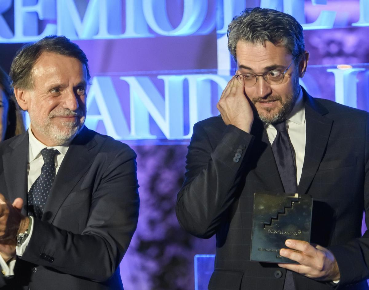 El escritor Maxim Huerta (d) junto a Fernando Lara (i) después de recibir el premio de Literatura ’Fernando Lara’ por la novela ’Adios, pequeño’ en los Reales Alcázares de Sevilla. EFE/ Raúl Caro.