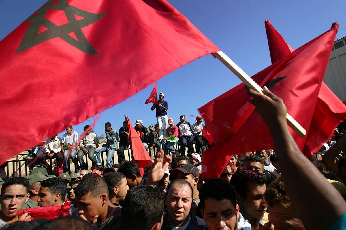 Manifestantes marroquíes en la frontera de Melilla durante una protesta para reclamar la anexión de Ceuta y Melilla a Marruecos coincidiendo con la visita de los reyes a la ciudad autónoma en 2007.
