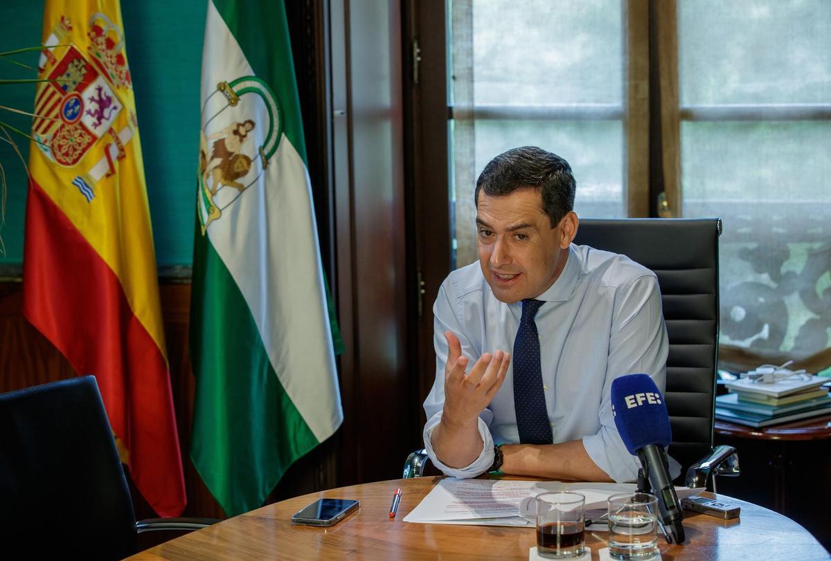 El presidente andaluz, Juanma Moreno, durante una entrevista con la Agencia EFE.