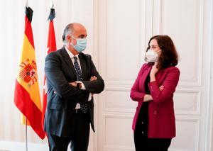 La presidenta de la Comunidad de Madrid, Isabel Díaz Ayuso, con Antonio Zapatero.