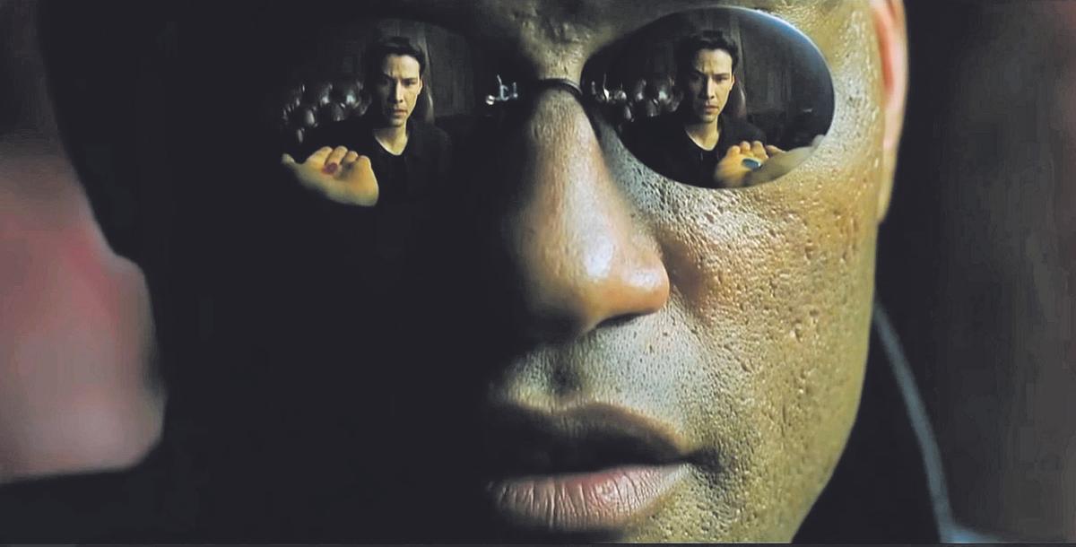 Laurence Fishburne en ‘Matrix’, película de ciencia ficción en la que hay que elegir entre una pastilla azul o una roja