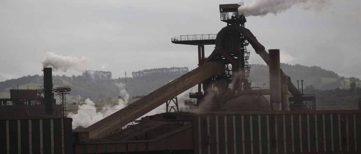 La industria presiona al Gobierno para que obligue a las eléctricas a subastar luz barata La industria presiona al Gobierno para que obligue a las eléctricas a subastar luz barata