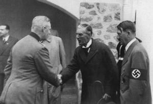El primer ministro británico Chamberlain saluda al general alemán Keitel en su visita a la residencia de descanso de Hitler (a su izda.) en 1938.