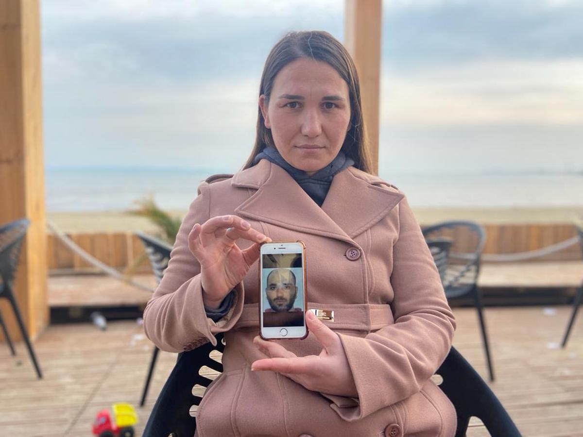 Majlinda, hermana del joven albanés muerto en el Hospital del Mar en extrañas circunstancias, muestra en Tirana una foto de su hermano en el móvil.
