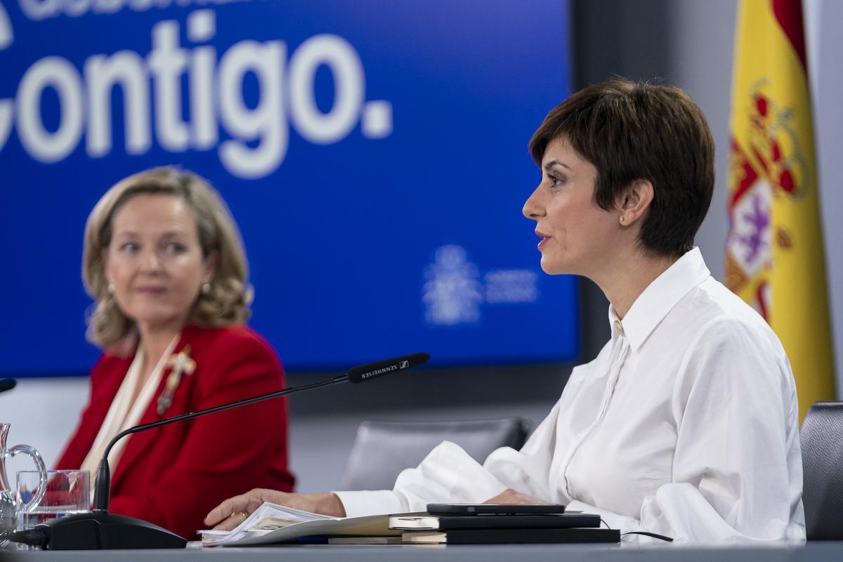 La portavoz del Gobierno, Isabel Rodríguez, y la vicepresidenta primera, Nadia Calviño, en la rueda de prenda posterior al Consejo de Ministros. 