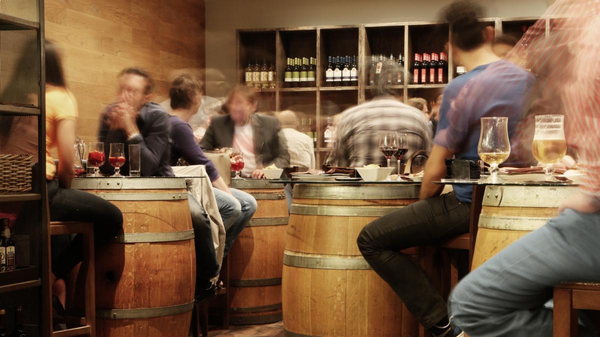 En algunas regiones de España existe la costumbre de que los restaurantes y bares acompañen de forma gratuita la bebida del cliente con una tapa