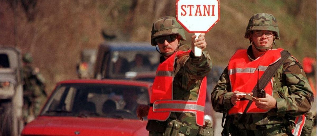 Soldados norteamericanos de la misión OTAN SFOR regulan el tráfico en una carretera serbobosnia en junio de 2002. Soldados norteamericanos de la misión OTAN SFOR regulan el tráfico en una carretera serbobosnia en junio de 2002.