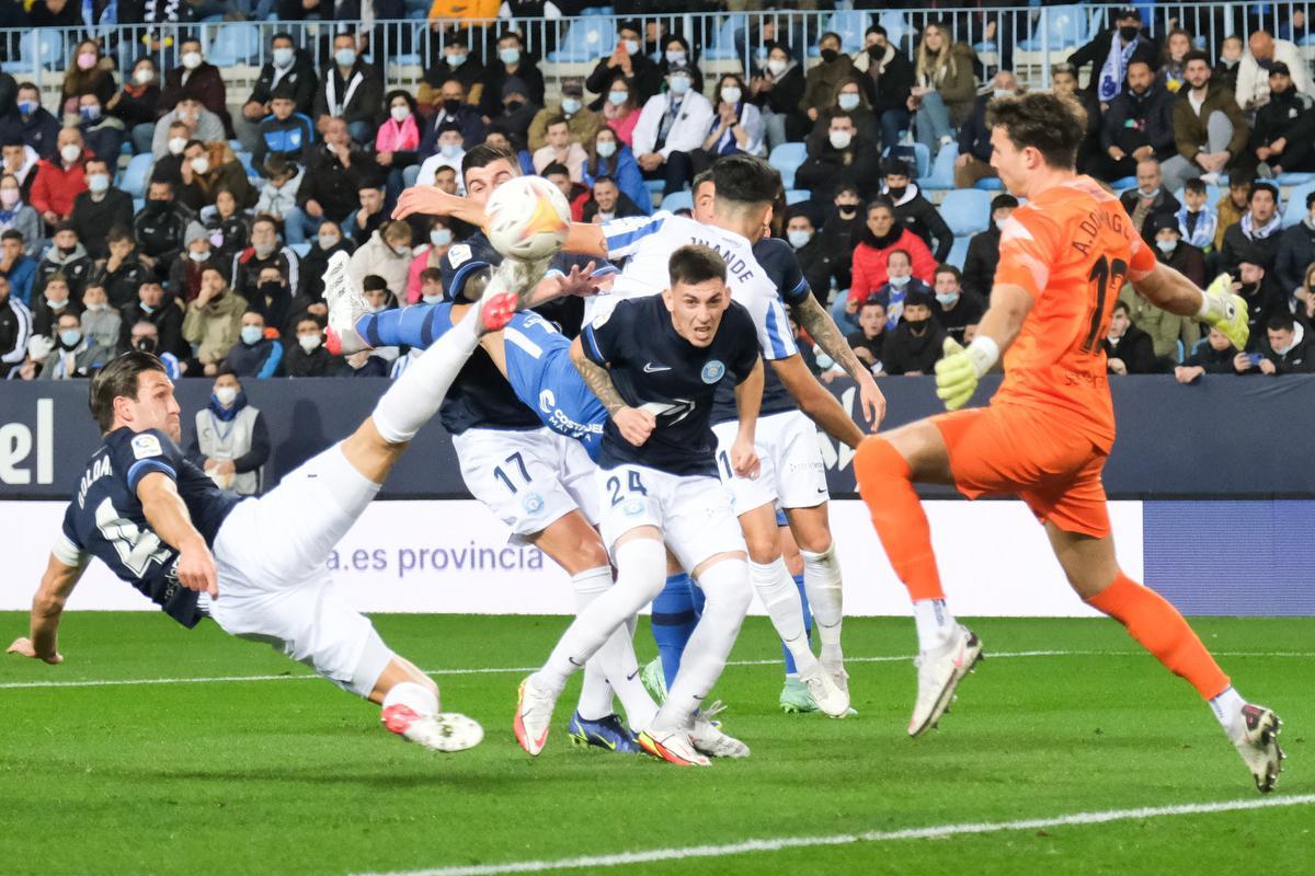 Jugada de un partido entre Málaga e Ibiza de la pasada temporada de Segunda División.