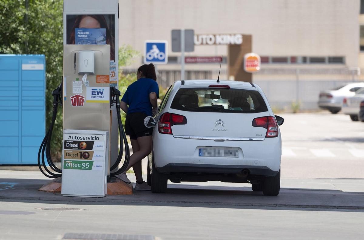 Gasolina y diésel marcan nuevos récords y se afianzan por encima de los dos euros