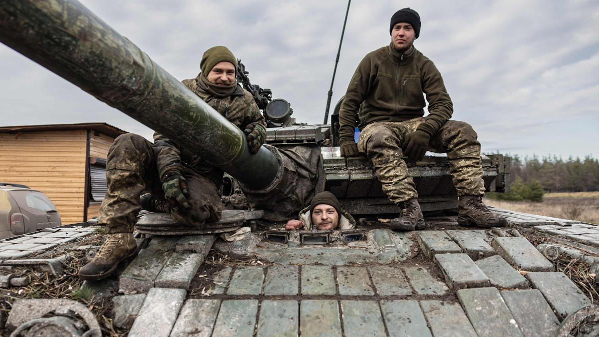Soldados ucranianos posan en un tanque T-80 en una ubicación sin determinar, en el este de Ucrania.