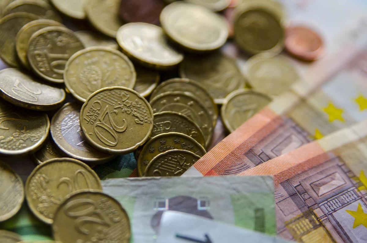 Imagen de recurso de monedas y billetes de euros.