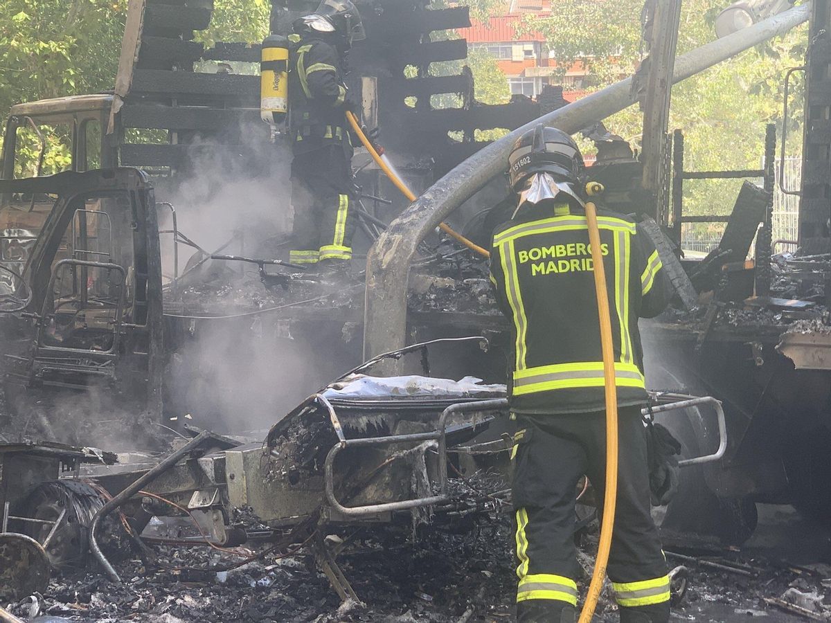 Un incendio calcina en Madrid varios vehículos en una venganza de clanes Un incendio calcina en Madrid varios vehículos en una venganza de clanes