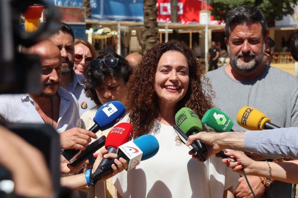  Inmaculada Nieto atiende a los periodistas en la Feria de Jerez. 