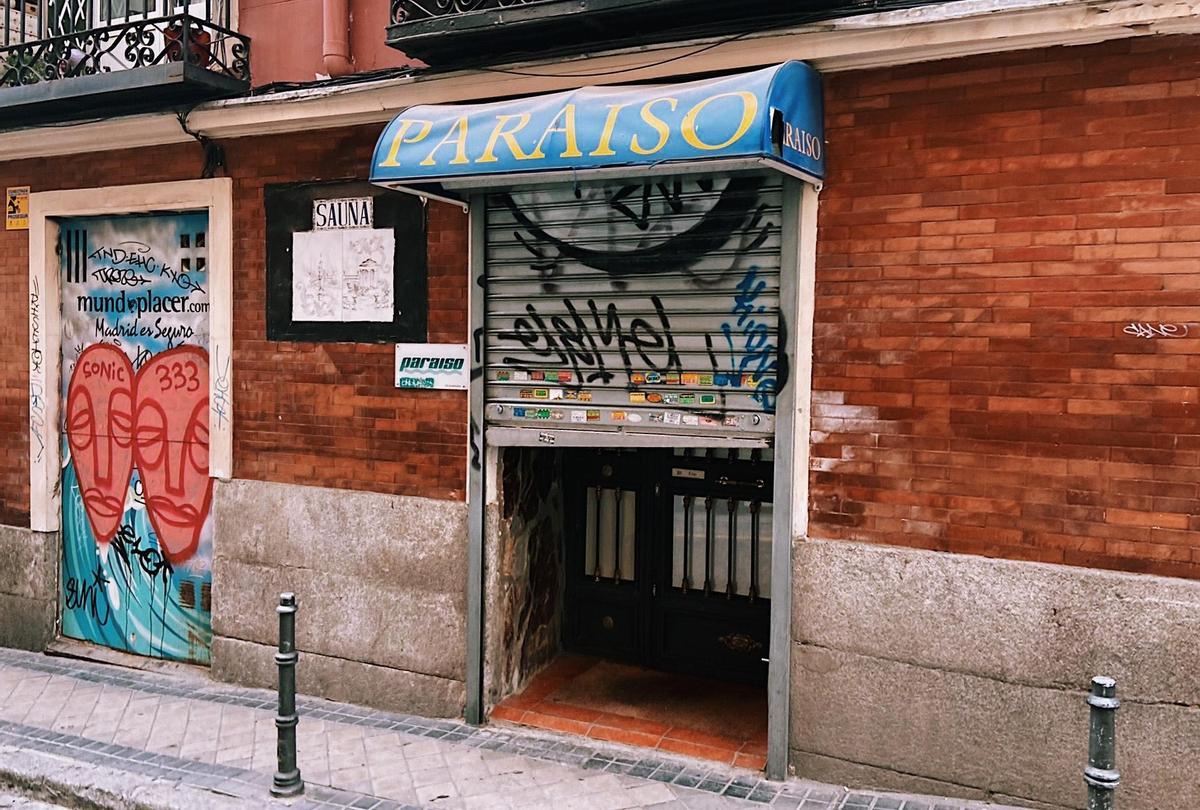 La sauna Paraíso, en Madrid, con la persiana a medio cerrar.