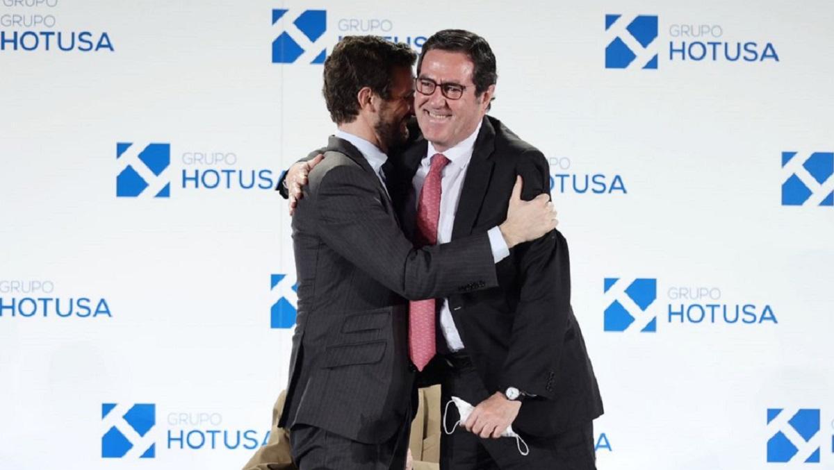 Pablo Casado (PP) y Antonio Garamendi (CEOE) se abrazan tras participar en el VIII Foro de Innovación Turística de Hotusa.