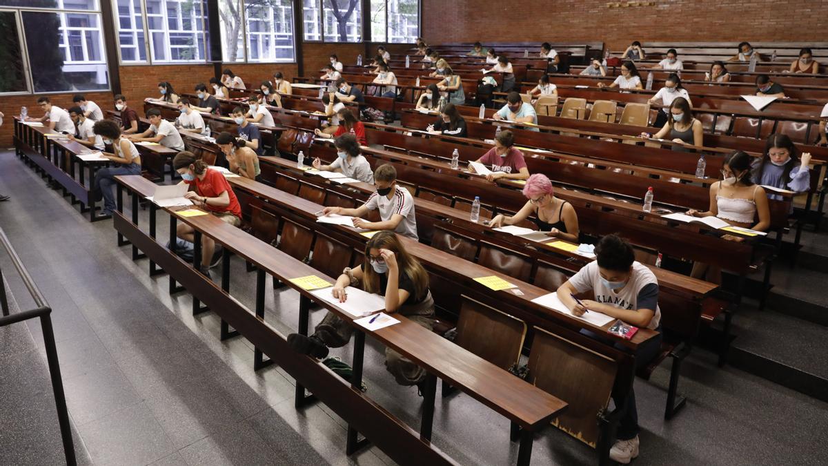 Unos alumnos realizan exámenes de PAU en la Universidad de Barcelona