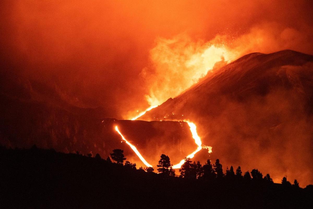 El magma brota del volcán de La Palma