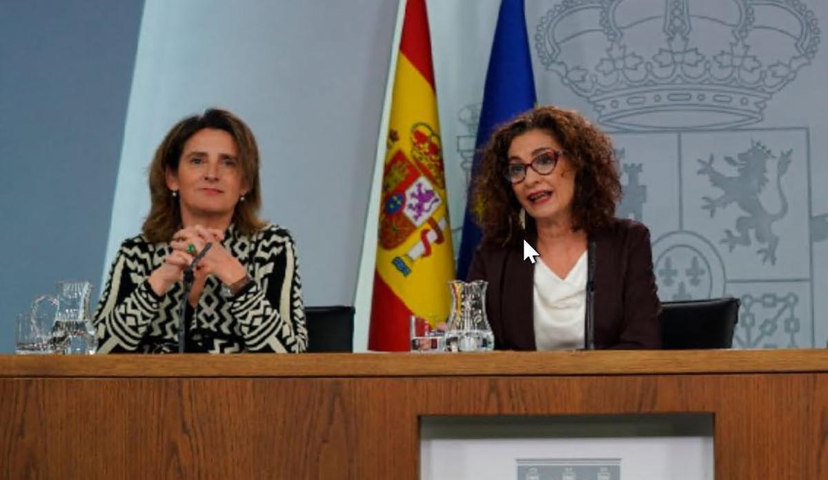La vicepresidenta y ministra para la Transición Ecológica, Teresa Ribera, y la ministra Hacienda, María Jesús Montero. 