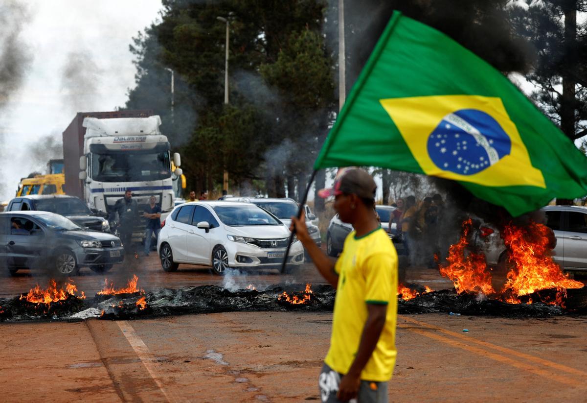 Simpatizantes de Bolsonaro bloquean una carretera en protesta contra el presidente electo Lula da Silva, en Planaltina (Brasil).