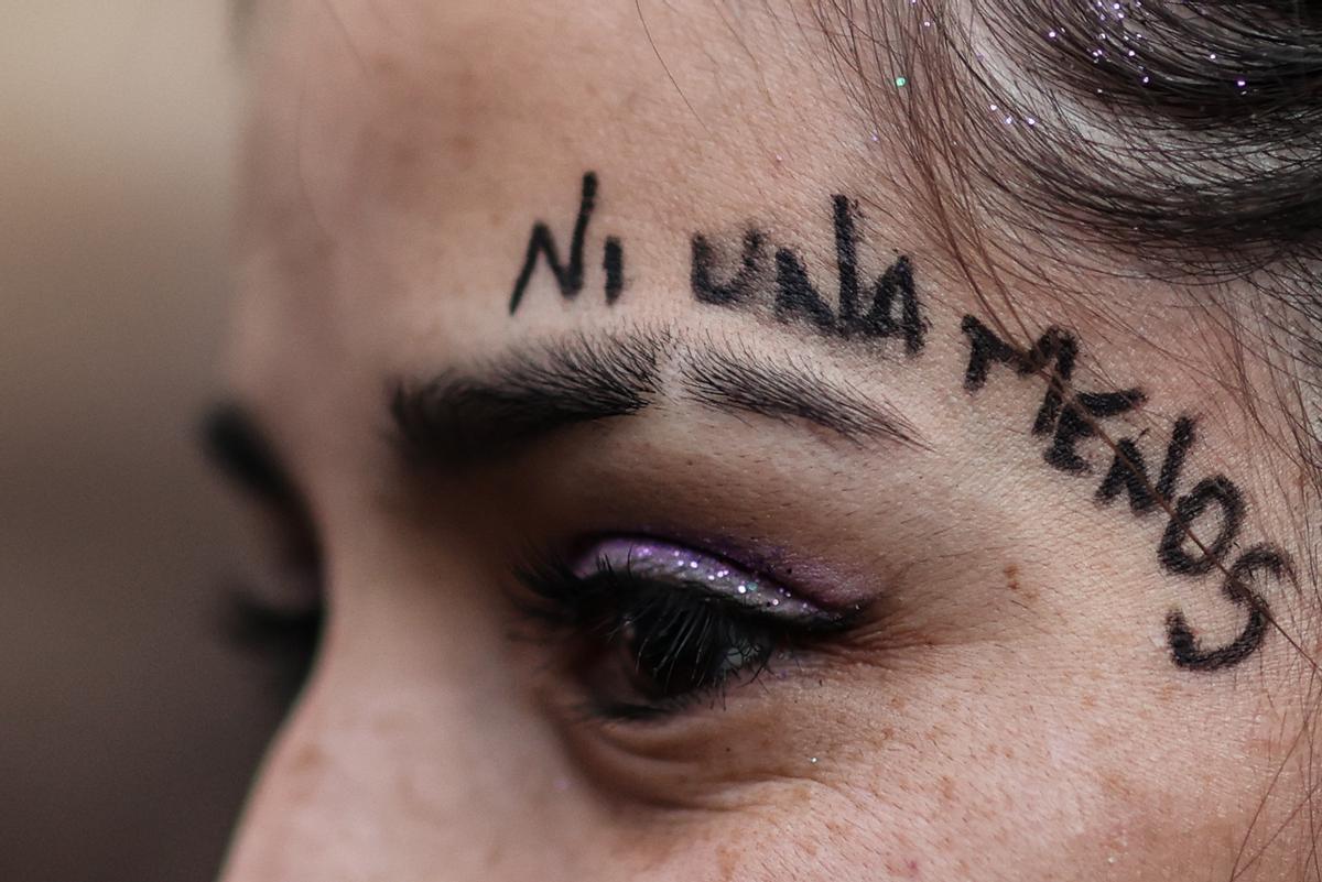 Una mujer en una marcha feminista en Argentina.