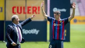 Laporta levanta a contrarreloj un súper Barça con suspense