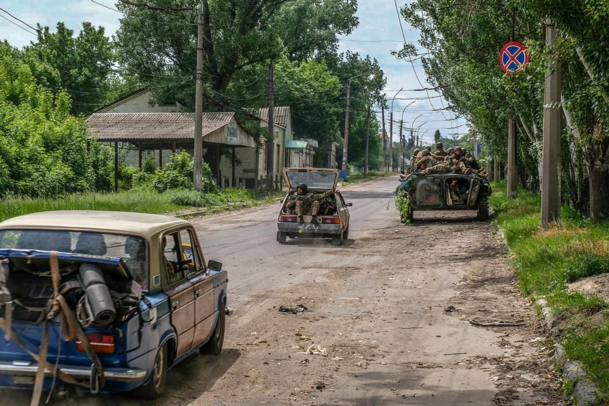 Soldados de Ucrania en la ciudad de Lisichansk. EP Soldados de Ucrania en la ciudad de Lisichansk. EP