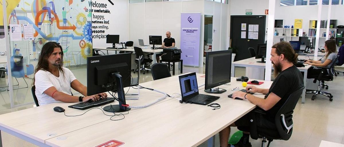 Trabajadores en el BIC Euronova, incubadora situada en el Málaga Tech Park (PTA). 