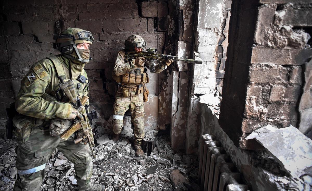 Dos soldados rusos patrullan en la ciudad ocupada de Mariúpol el pasado 12 de abril de 2022. 