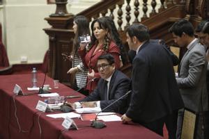 Diputados en el interior del Congreso tras el anuncio del presidente de Perú, Pedro Castillo, de la disolución del Parlamento y la conformación de un gobierno de emergencia en el país, este miércoles en Lima (Perú).