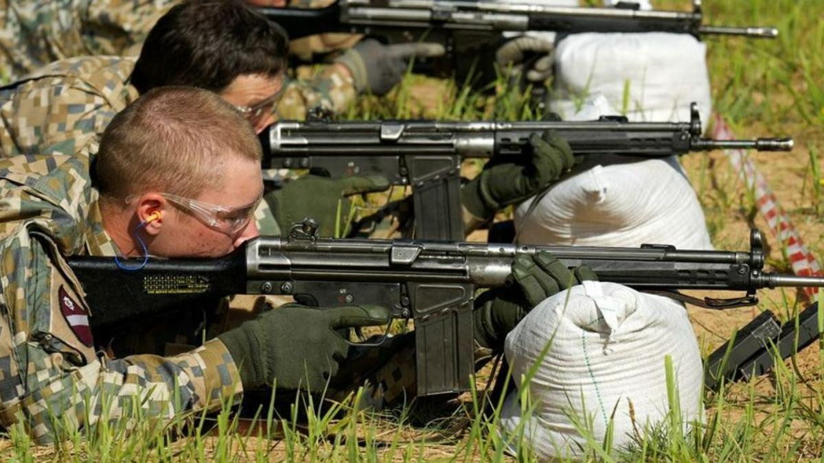 Nuevos reclutas de la Guardia Nacional de Letonia participan en un entrenamiento de tiro en Daugavpils. Reuters