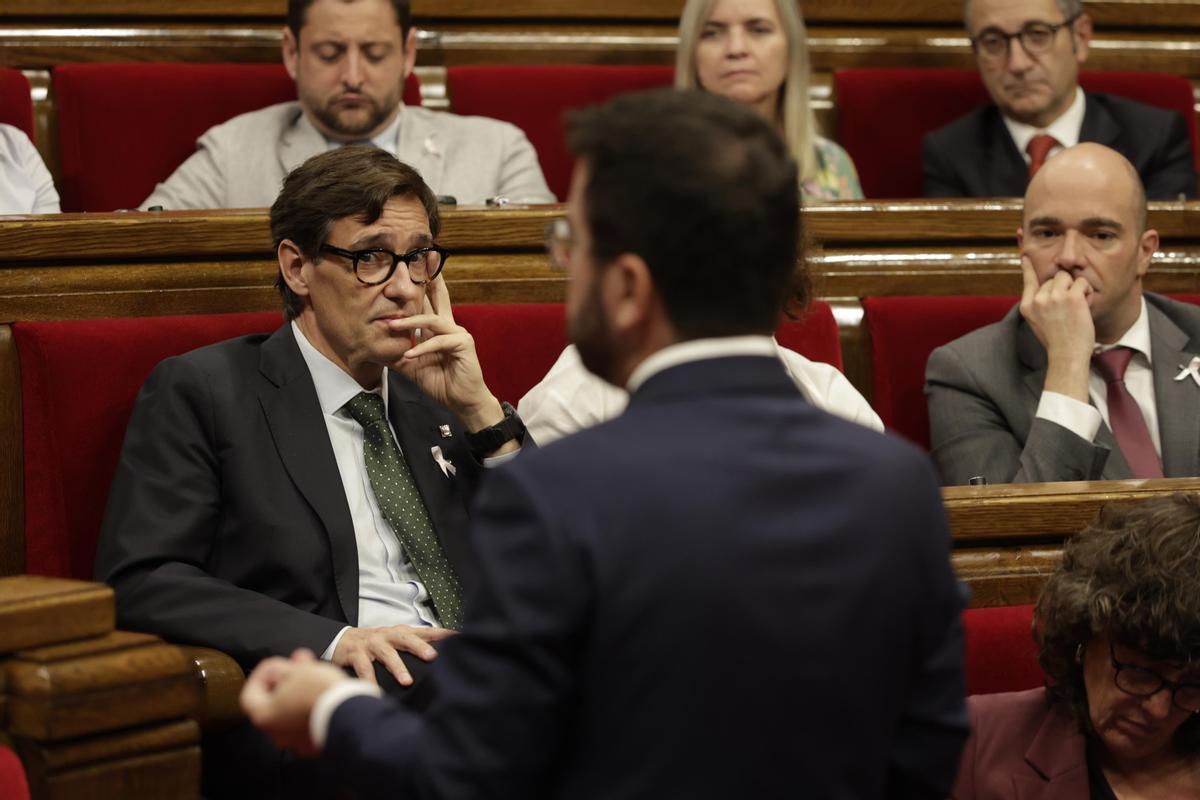 Salvador Illa escuchando al ’president’ Pere Aragonès en un debate en el Parlament. Salvador Illa escuchando al ’president’ Pere Aragonès en un debate en el Parlament.