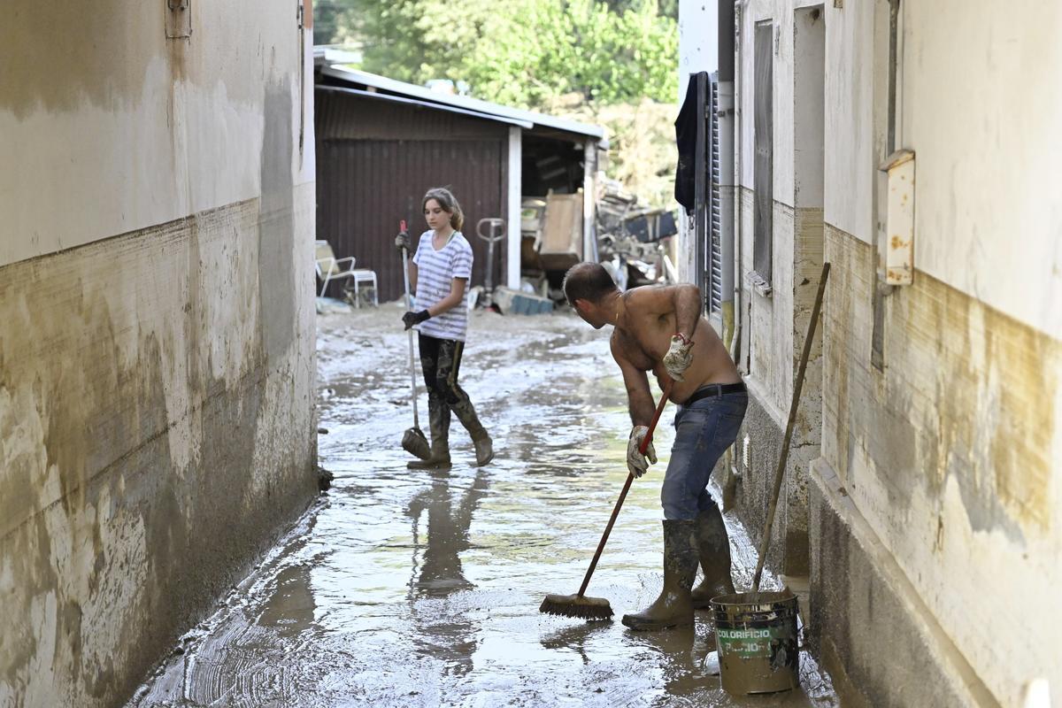 Vecinos de Ancona retiran el agua de las calles.