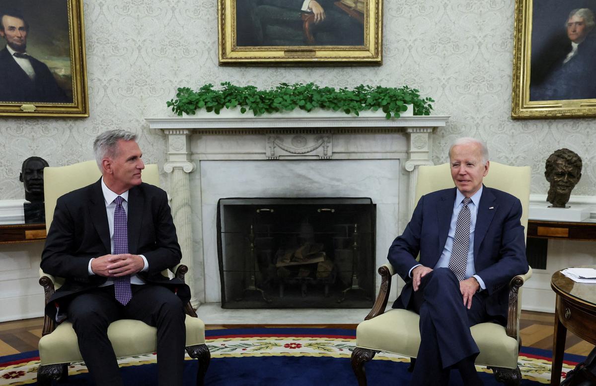 El presidente de los Estados Unidos, Joe Biden, junto a Kevin McCarthy en la Casa Blanca