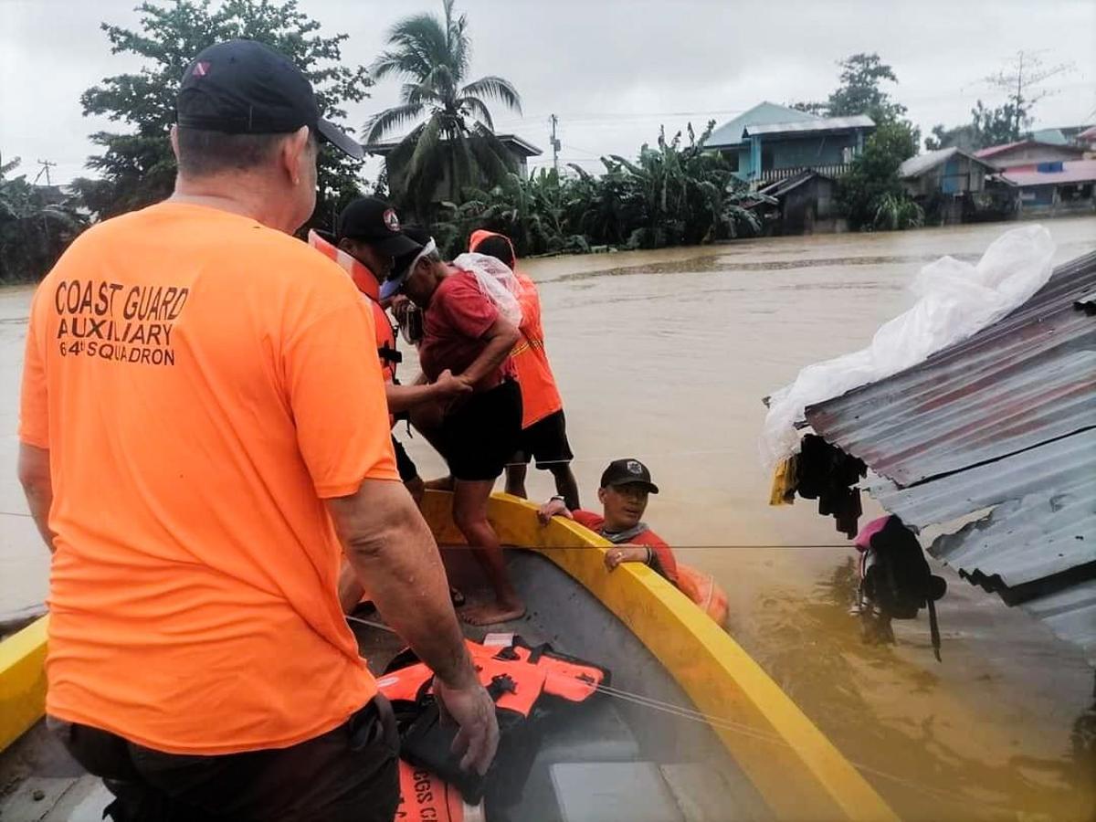 Guardia Costera de Filipinas en tareas de evacuación a causa de la tormenta tropical ’Megi’