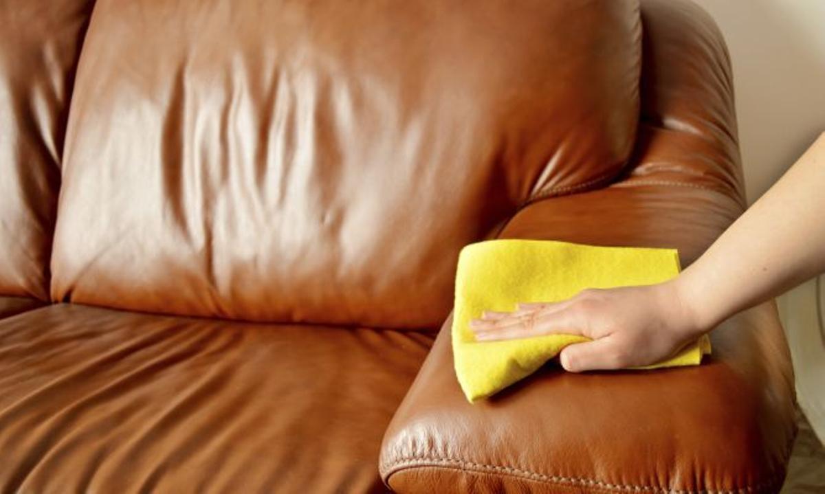 El truco para que el sofá te quede como nuevo con estos dos productos de  limpieza | El Periódico de España