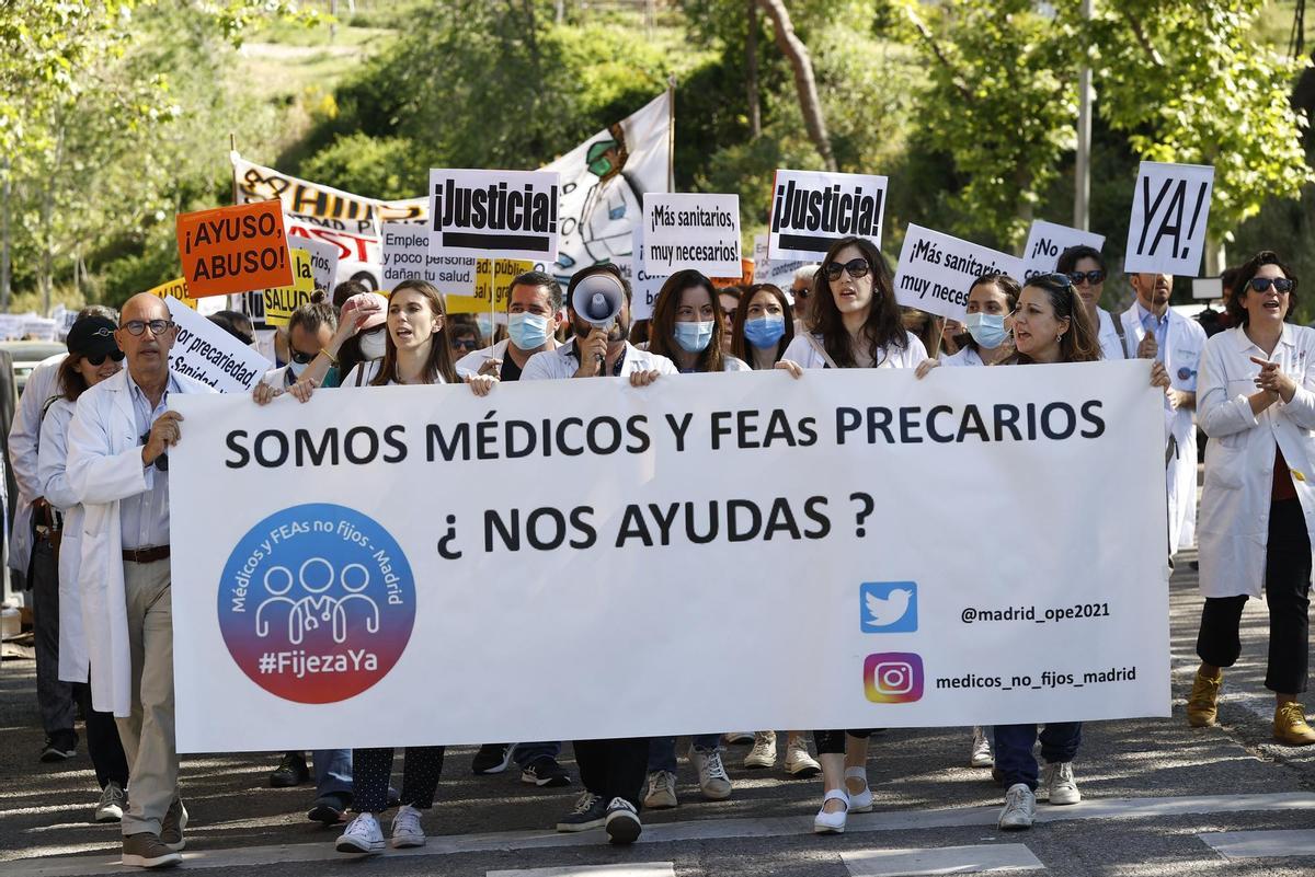 Médicos de hospitales se manifiestan este martes contra la temporalidad en una marcha desde el Estadio de Vallecas hasta la Asamblea de Madrid.