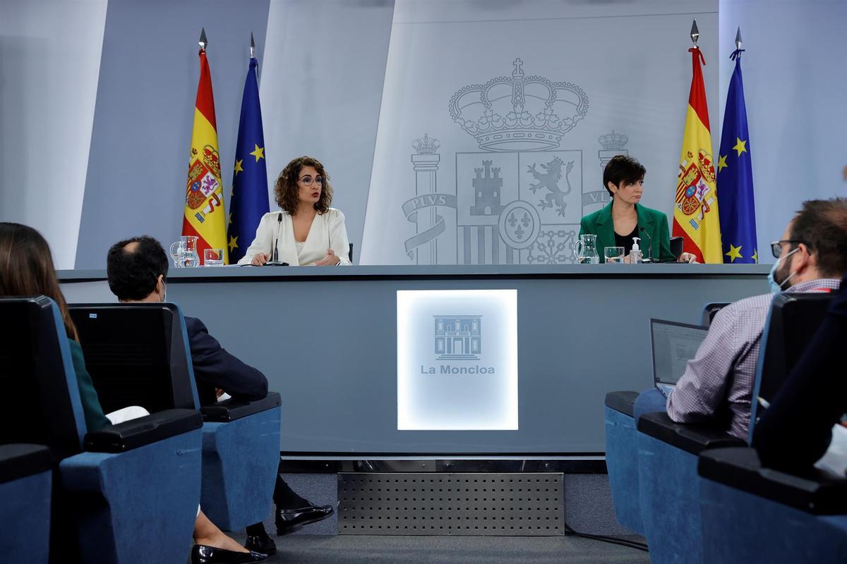 La ministra de Hacienda, María Jesús Montero, y la ministra de Política Territorial y portavoz del Gobierno, Isabel Rodríguez, en rueda de prensa posterior al Consejo de Gobierno.