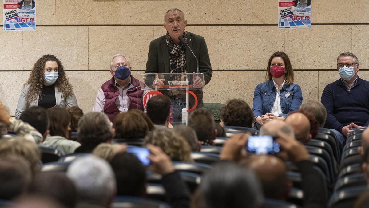 El líder de UGT, Pepe Álvarez, durante su intervención este lunes en una asamblea de su sindicato en Murcia