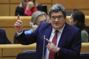  El ministro de Inclusión, Seguridad Social y Migraciones, José Luis Escrivá, interviene en la sesión de control al Gobierno en el Senado, en Madrid este martes. 