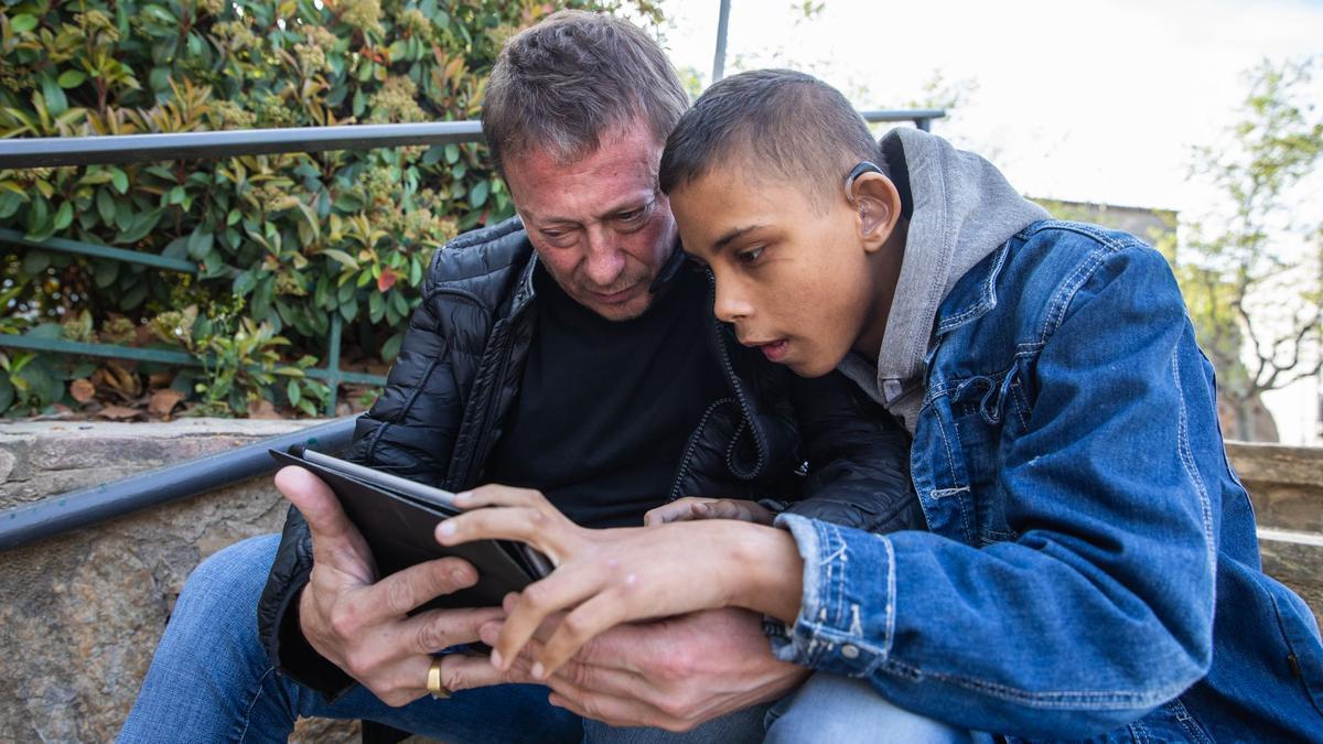 La lucha de un padre para hablar con su hijo autista: 