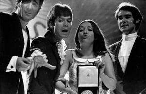Massiel, acompañada por Cliff Richard y el Dúo Dinámico, tras conocerse su victoria en Eurovisión.