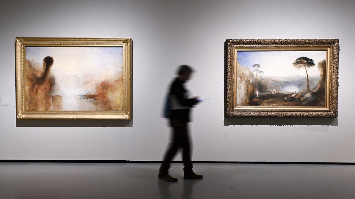 Un visitante, en la muestra sobre Turner del MNAC, entre un esbozo (izquierda) y una obra terminada del pintor inglés. 
